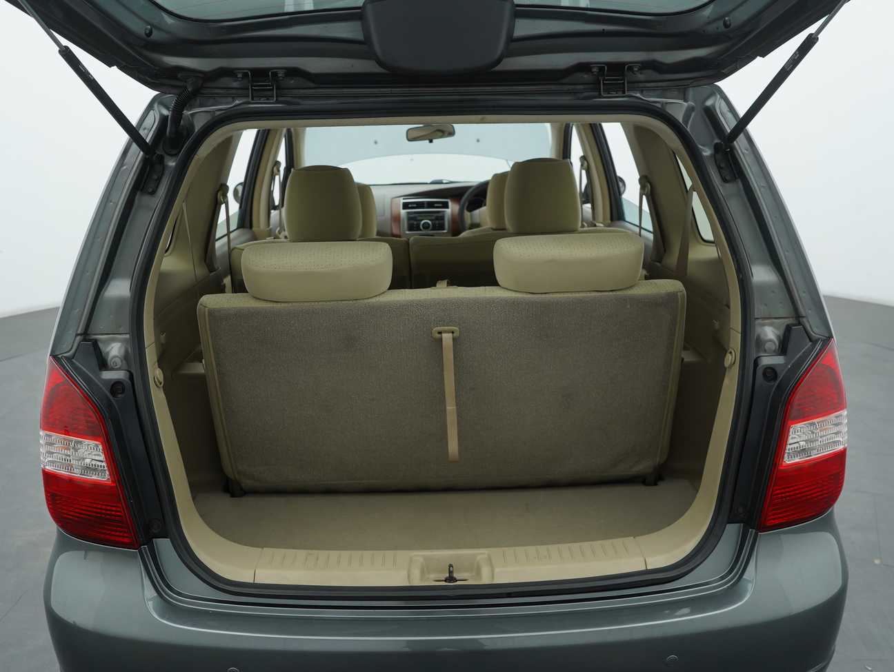 terpakai 2011 Nissan Grand Livina Comfort 1.8