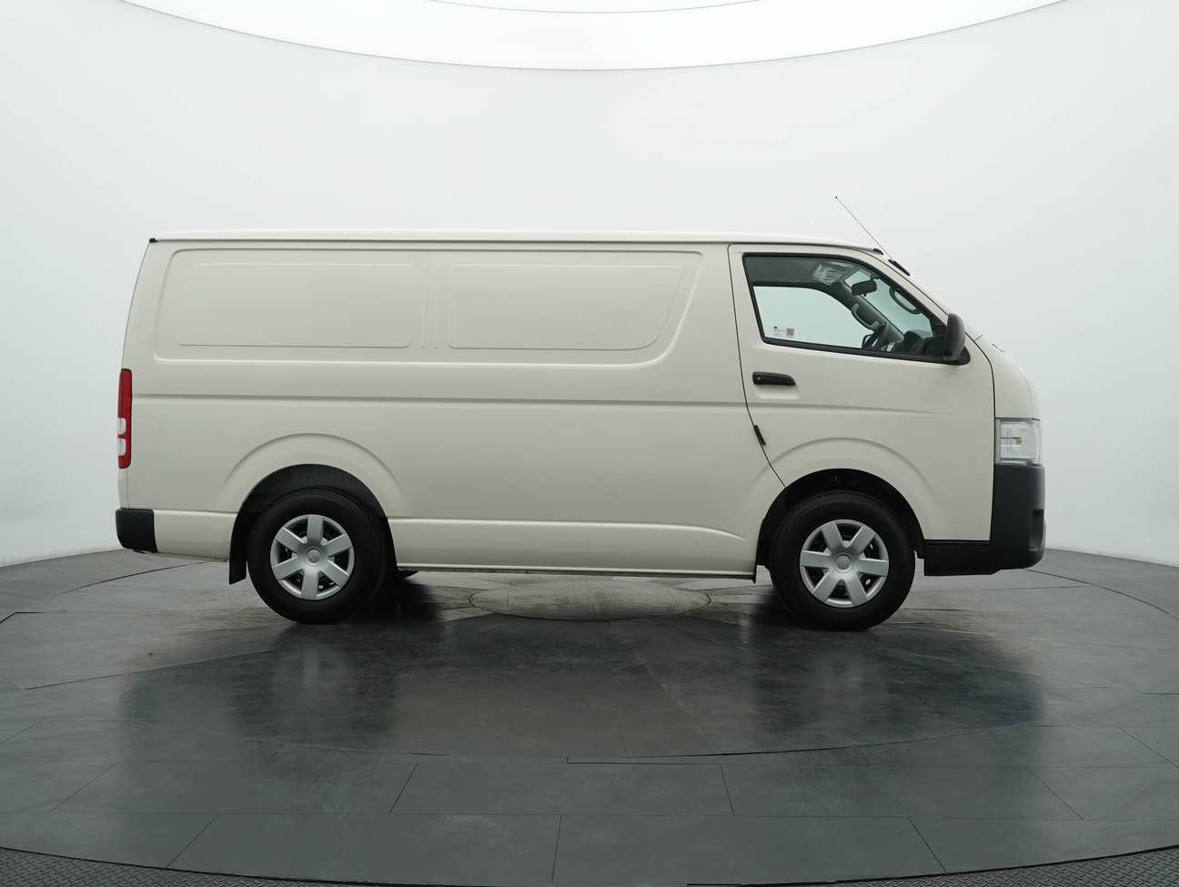 terpakai 2023 Toyota Hiace Panel 2.5