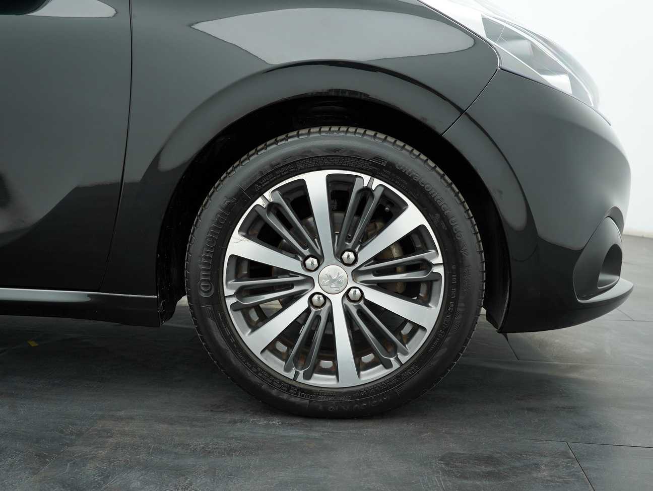 terpakai 2017 Peugeot 208 PureTech 1.2