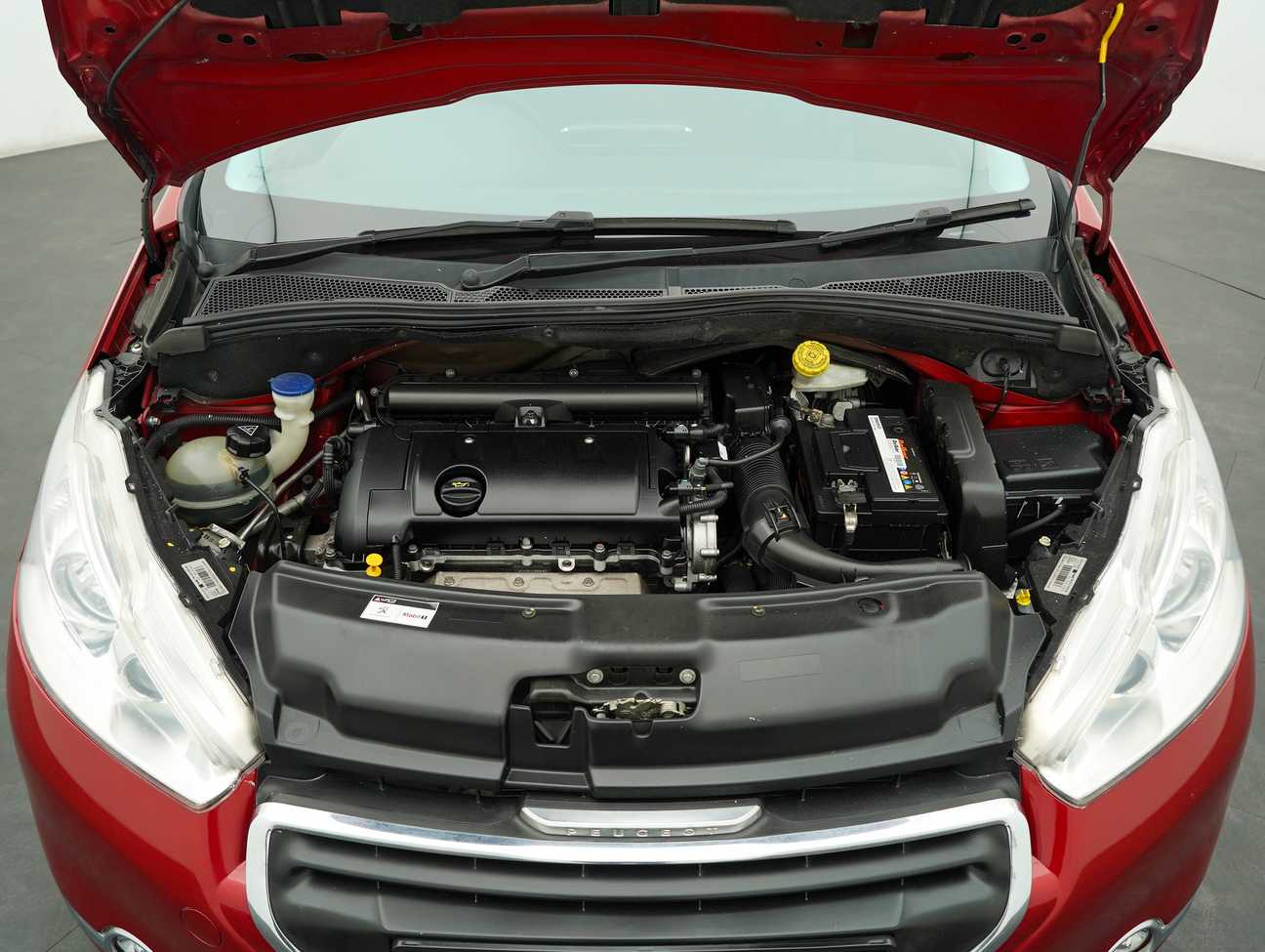 terpakai 2014 Peugeot 208 Allure 5 Door 1.6