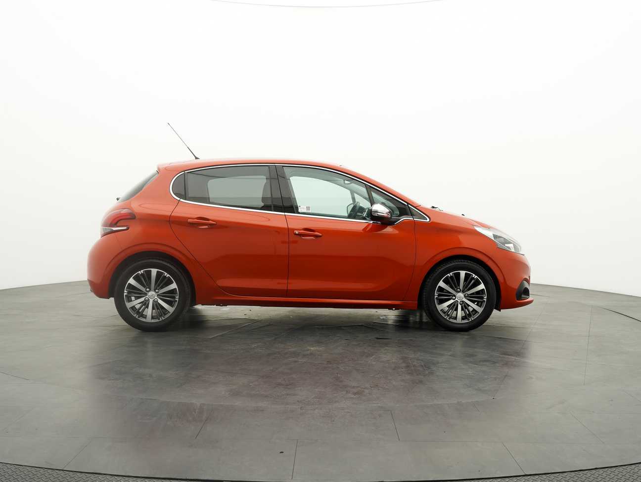 terpakai 2018 Peugeot 208 PureTech 1.2