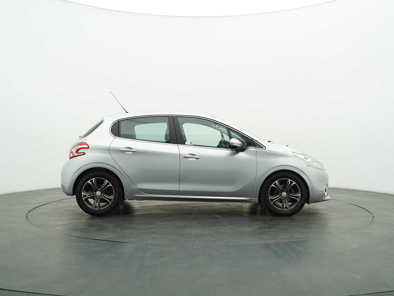 terpakai 2014 Peugeot 208 Allure 5 Door 1.6