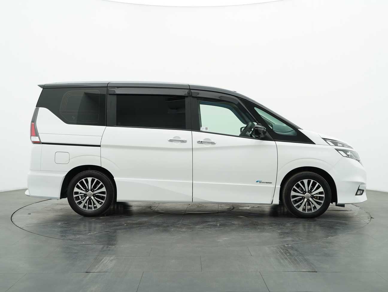 terpakai 2022 Nissan Serena S-Hybrid High-Way Star (2 Tone) 2.0