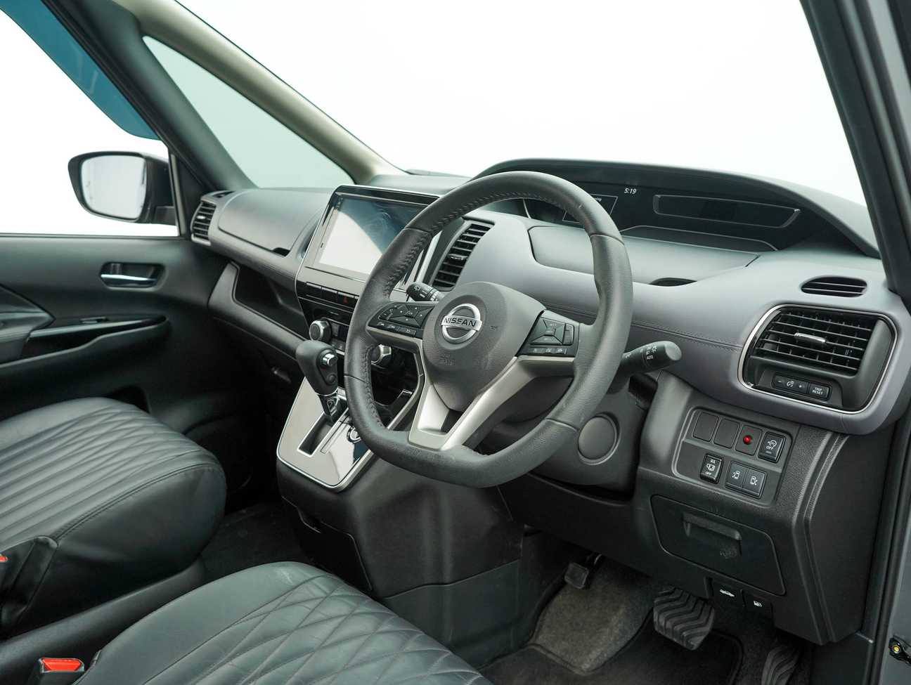 terpakai 2022 Nissan Serena S-Hybrid High-Way Star Premium 2.0