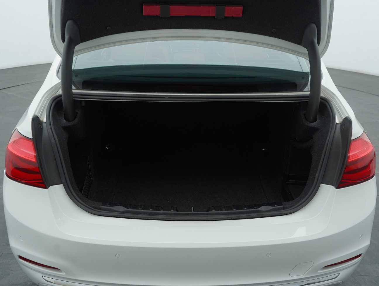 used 2018 BMW 318i Luxury 1.5