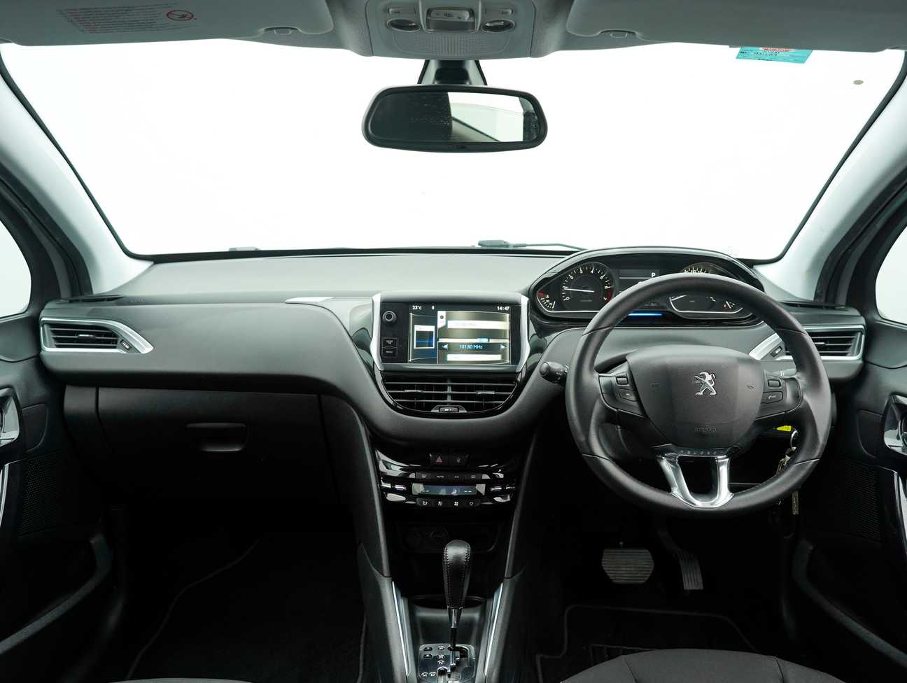 terpakai 2015 Peugeot 208 Allure 3 Door 1.6