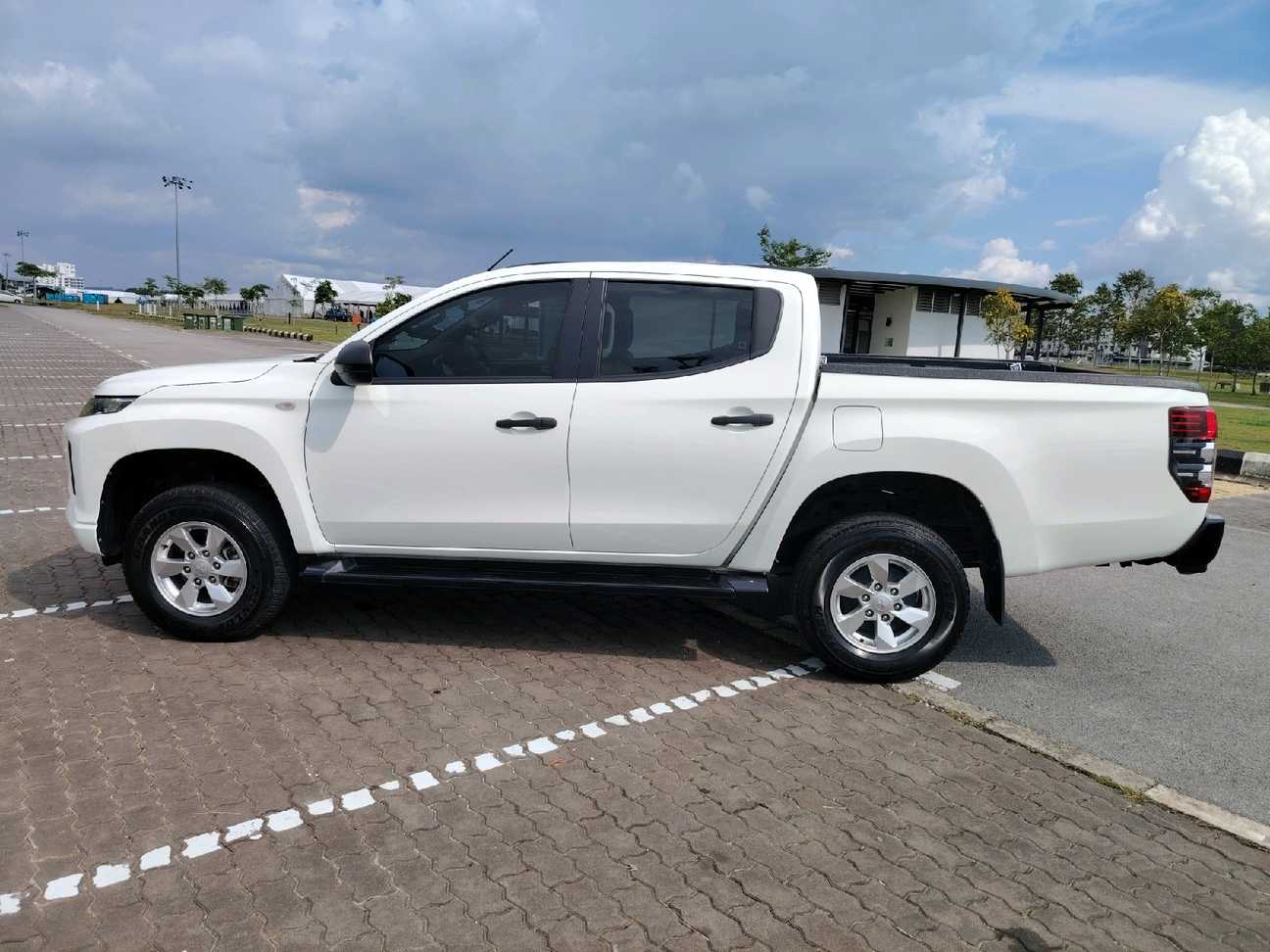 terpakai 2023 Mitsubishi Triton VGT Dual Cab 2.4