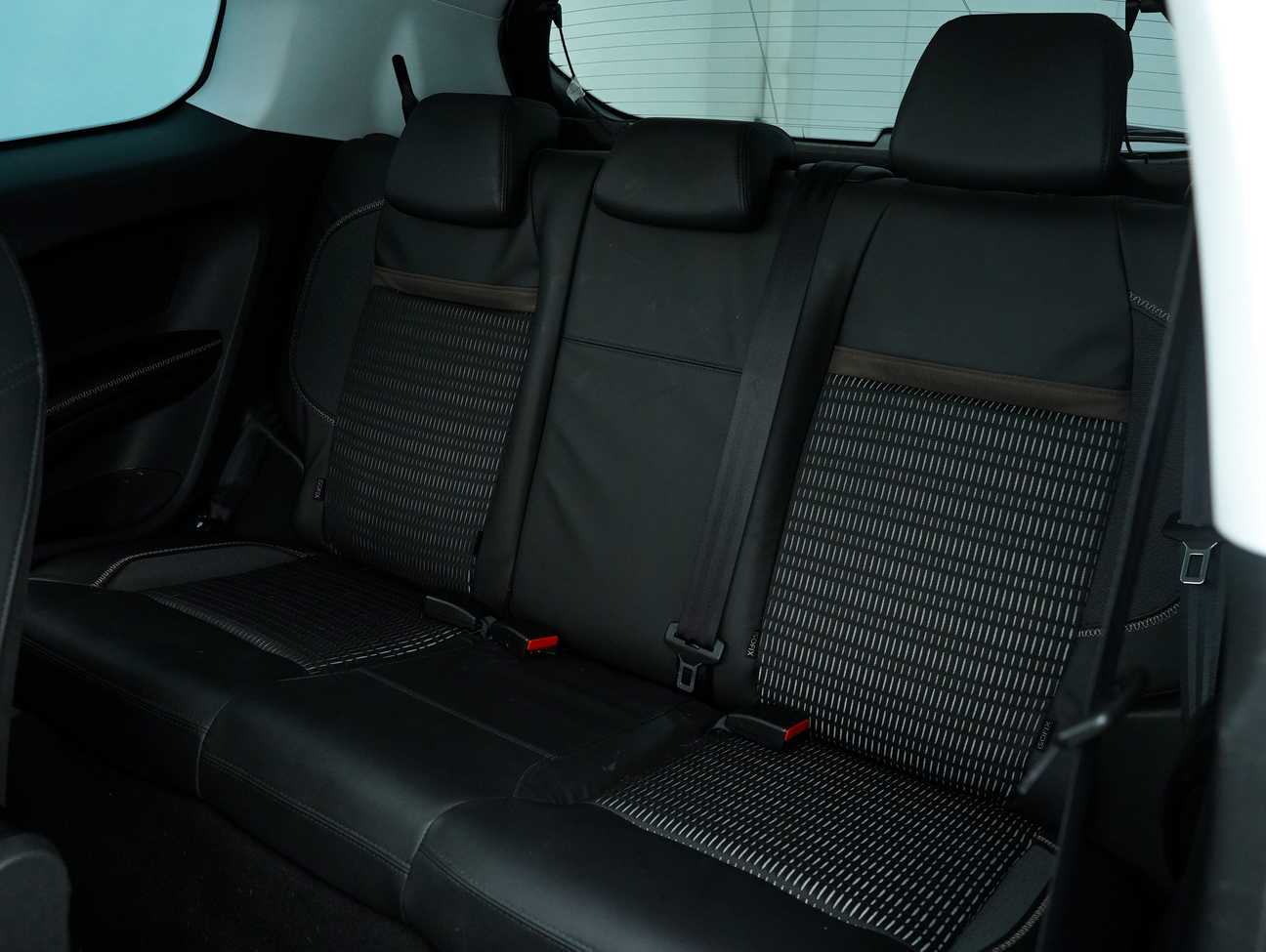 terpakai 2014 Peugeot 208 Allure 3 Door 1.6