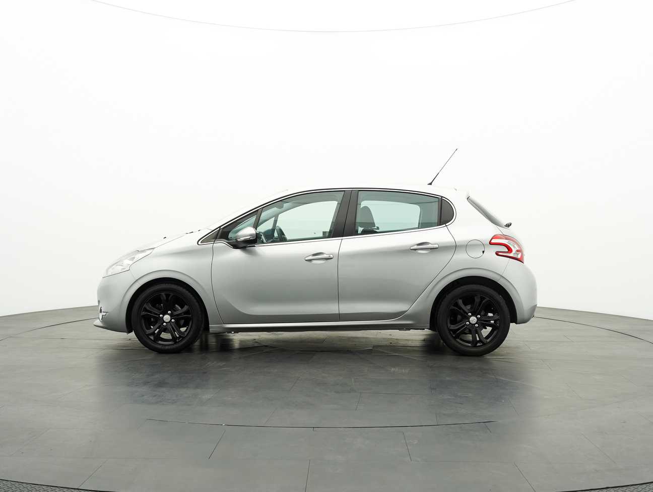 terpakai 2015 Peugeot 208 Allure 3 Door 1.6