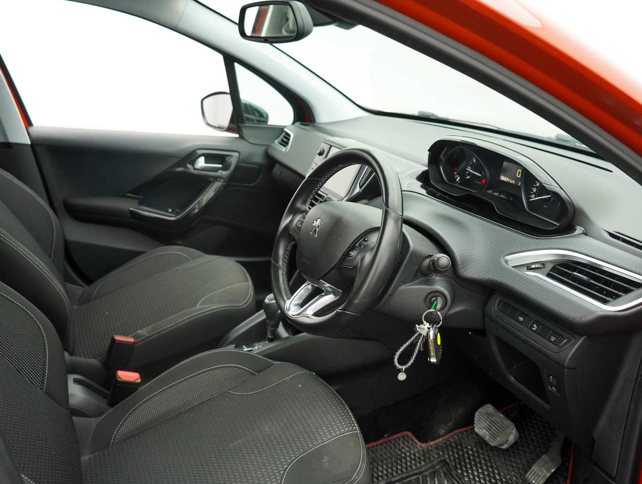 terpakai 2018 Peugeot 208 PureTech 1.2