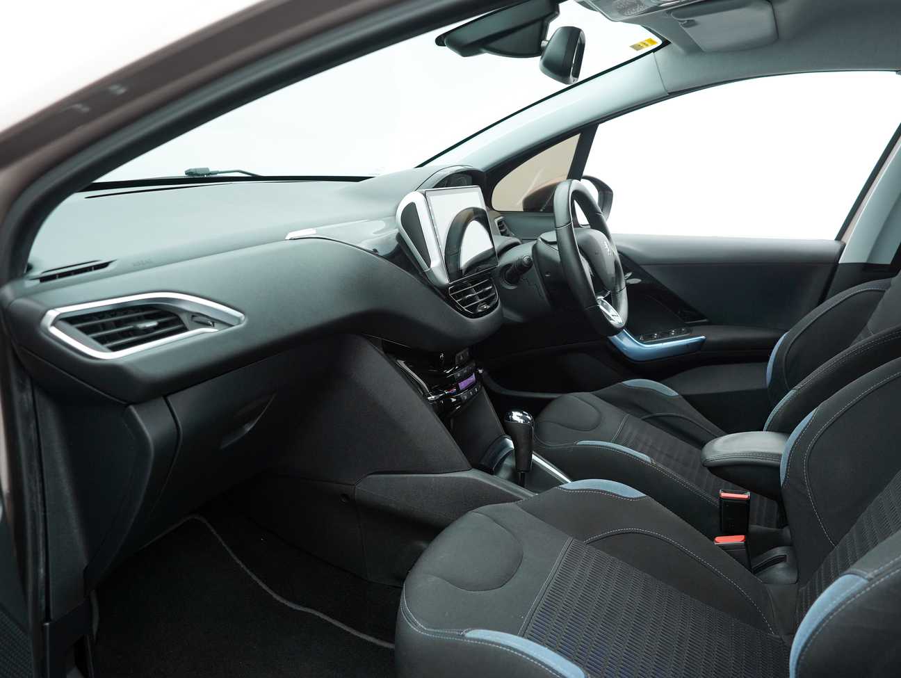 terpakai 2013 Peugeot 208 Allure 3 Door 1.6