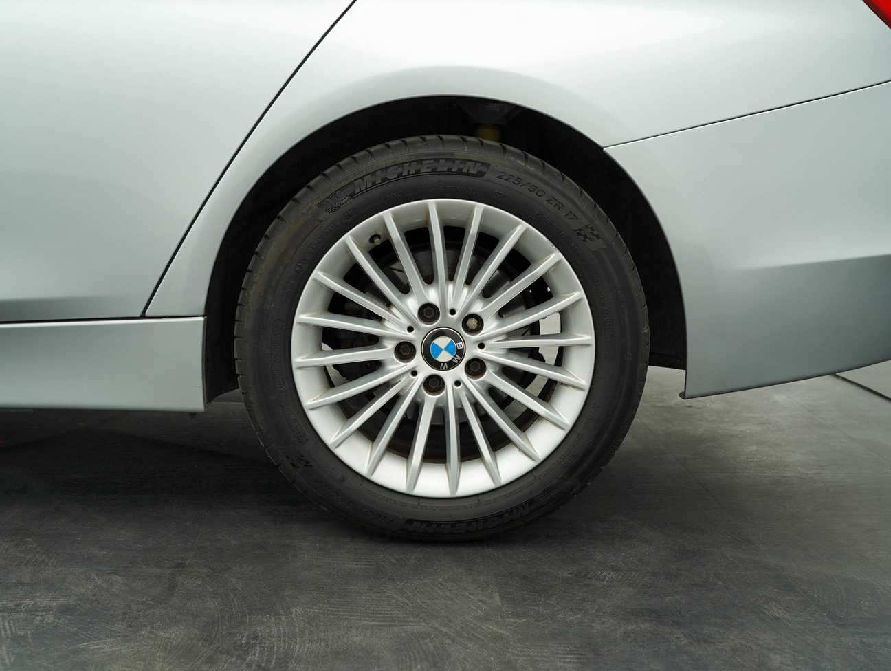 terpakai 2013 BMW 320i Sport Line 2.0