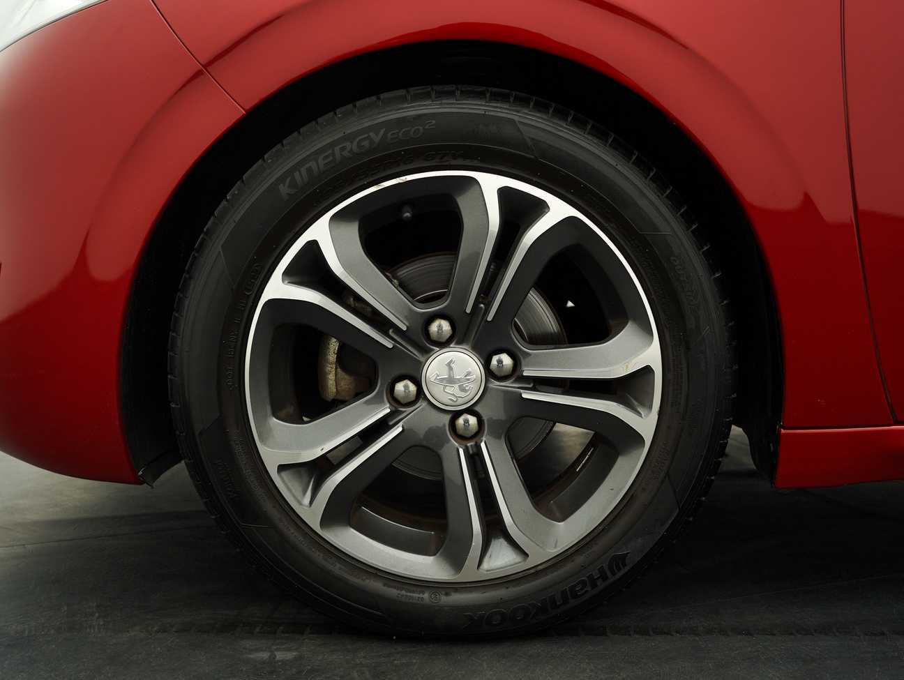 terpakai 2015 Peugeot 208 Allure 3 Door 1.6