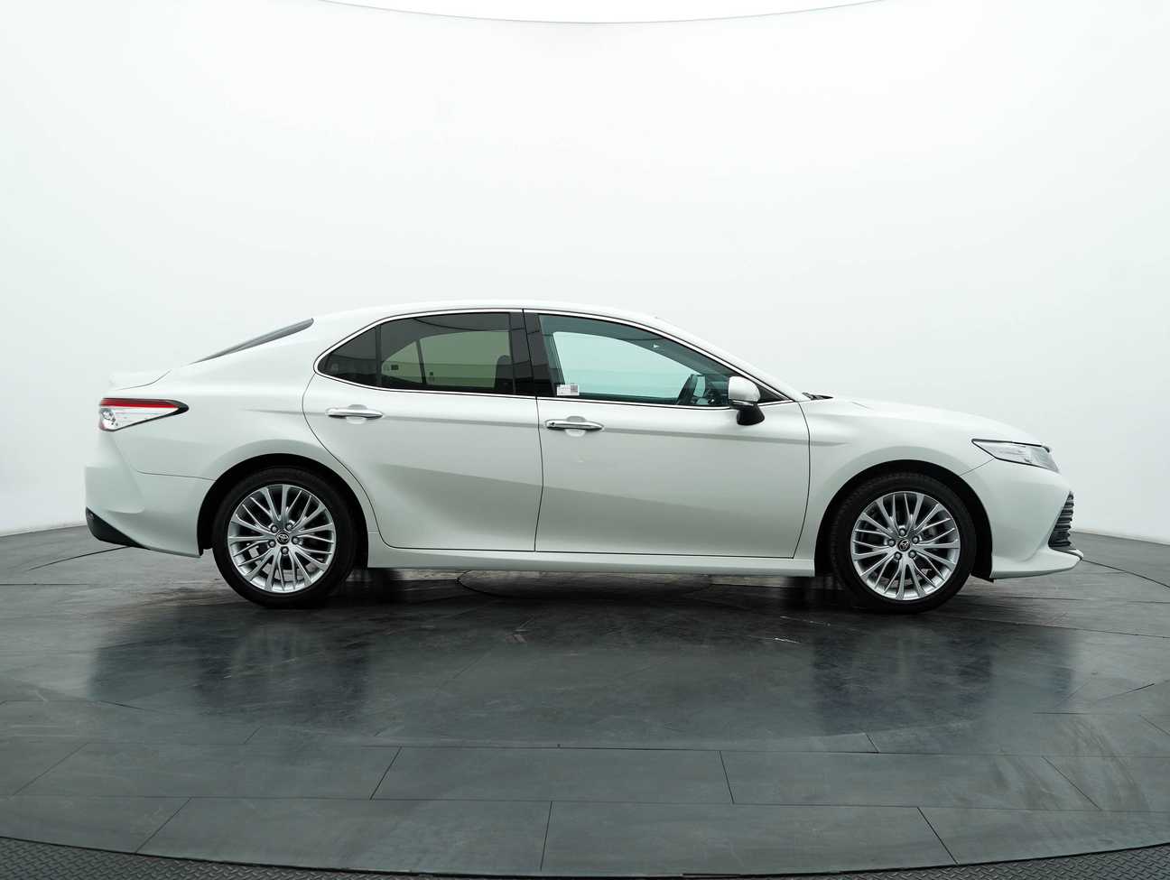 used 2021 Toyota Camry V 2.5