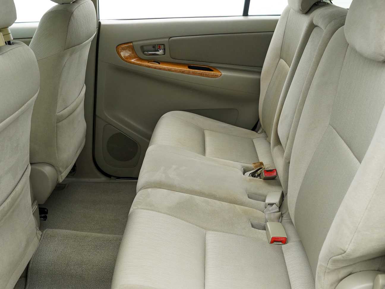 terpakai 2011 Toyota Innova G 2.0