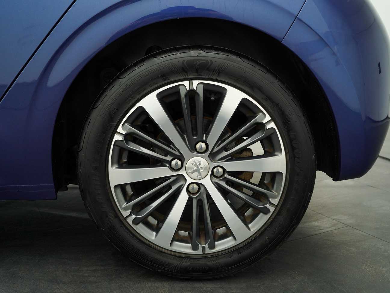 terpakai 2017 Peugeot 208 PureTech 1.2