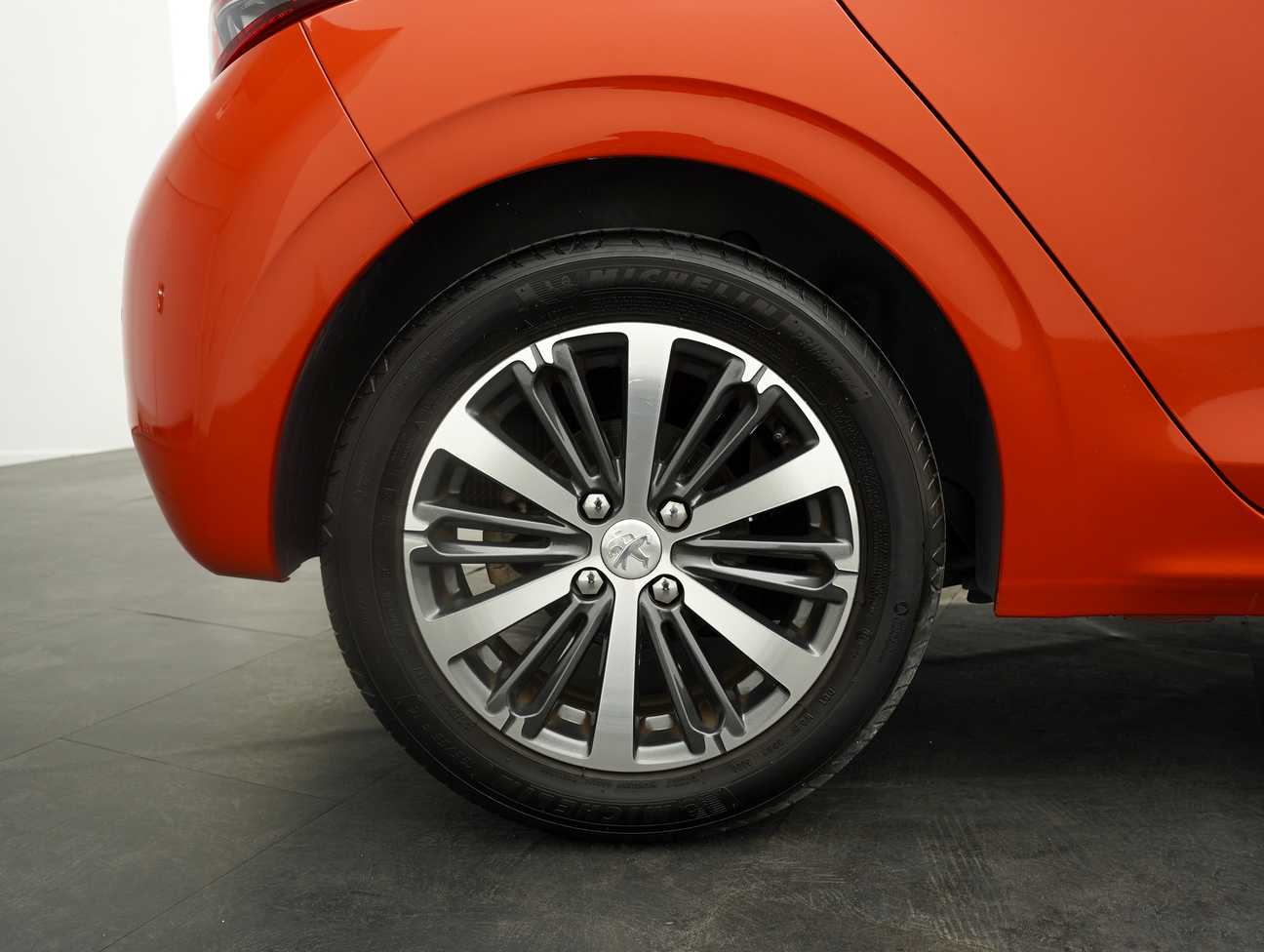 terpakai 2018 Peugeot 208 PureTech 1.2