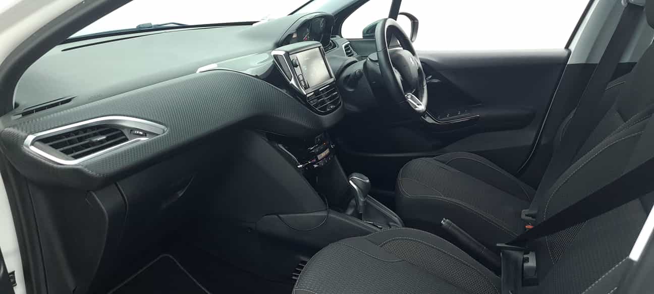 terpakai 2017 Peugeot 208 PURETECH 1.2