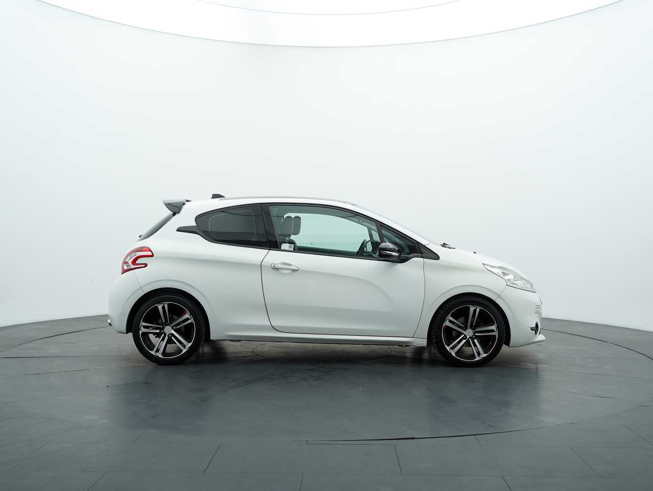 terpakai 2014 Peugeot 208 Allure 3 Door 1.6