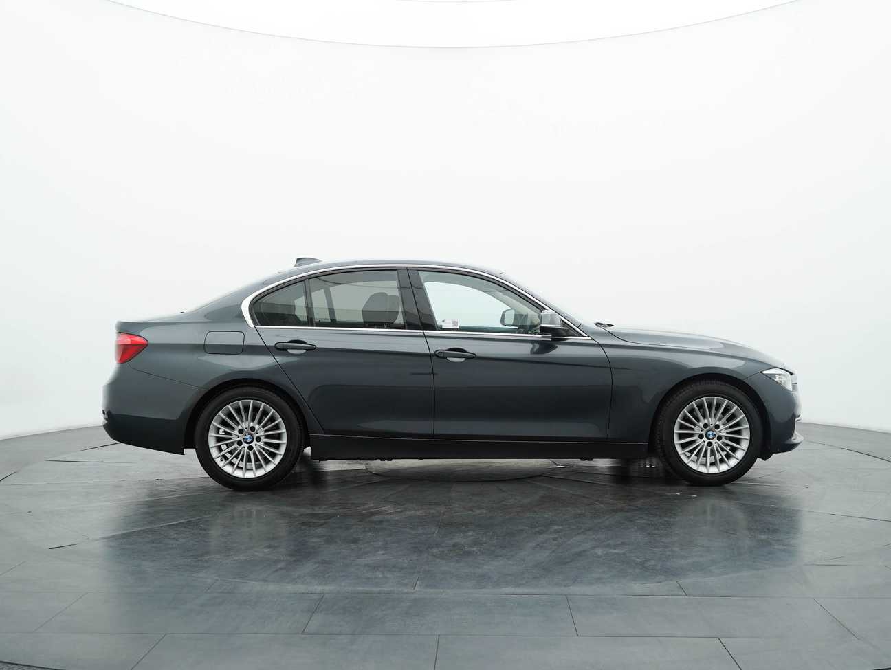 used 2019 BMW 318i Luxury 1.5