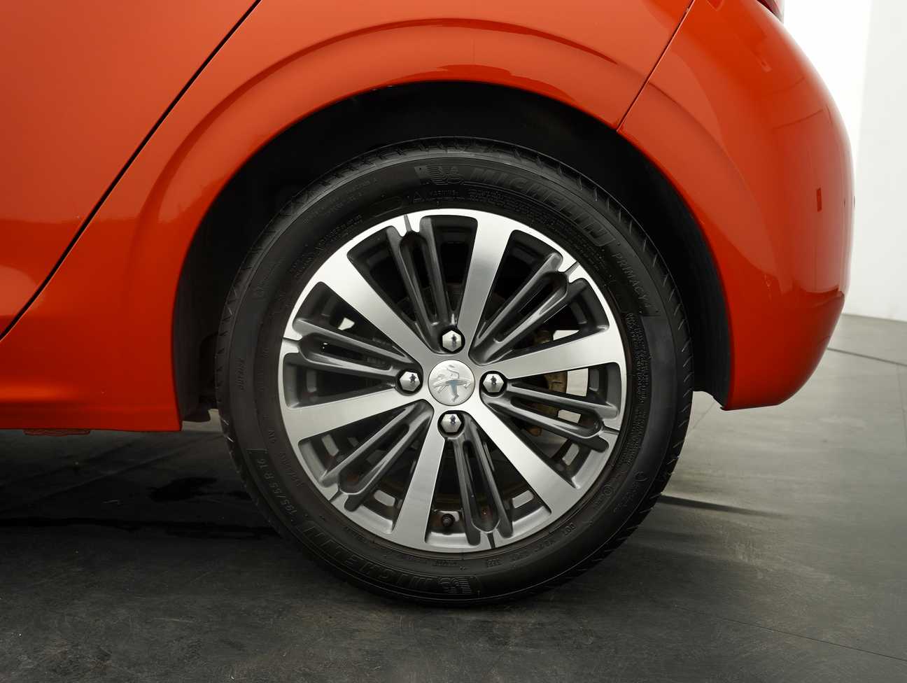 terpakai 2018 Peugeot 208 PureTech 1.2