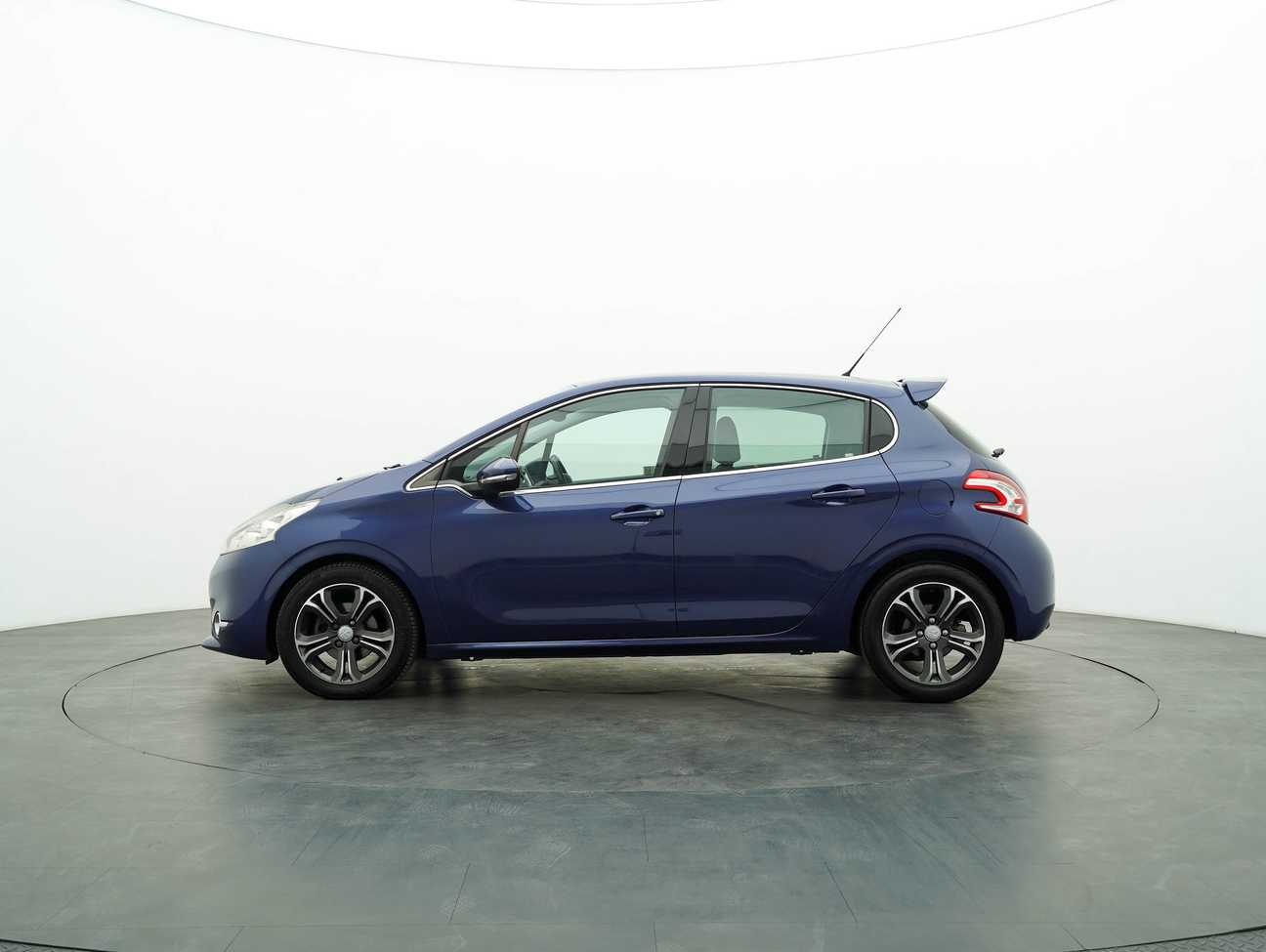 terpakai 2015 Peugeot 208 Allure 3 Door 1.6