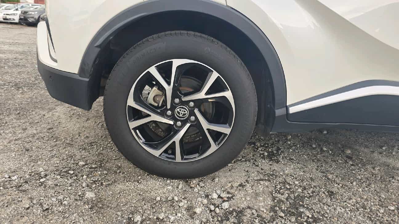 used 2019 Toyota C-HR  1.8