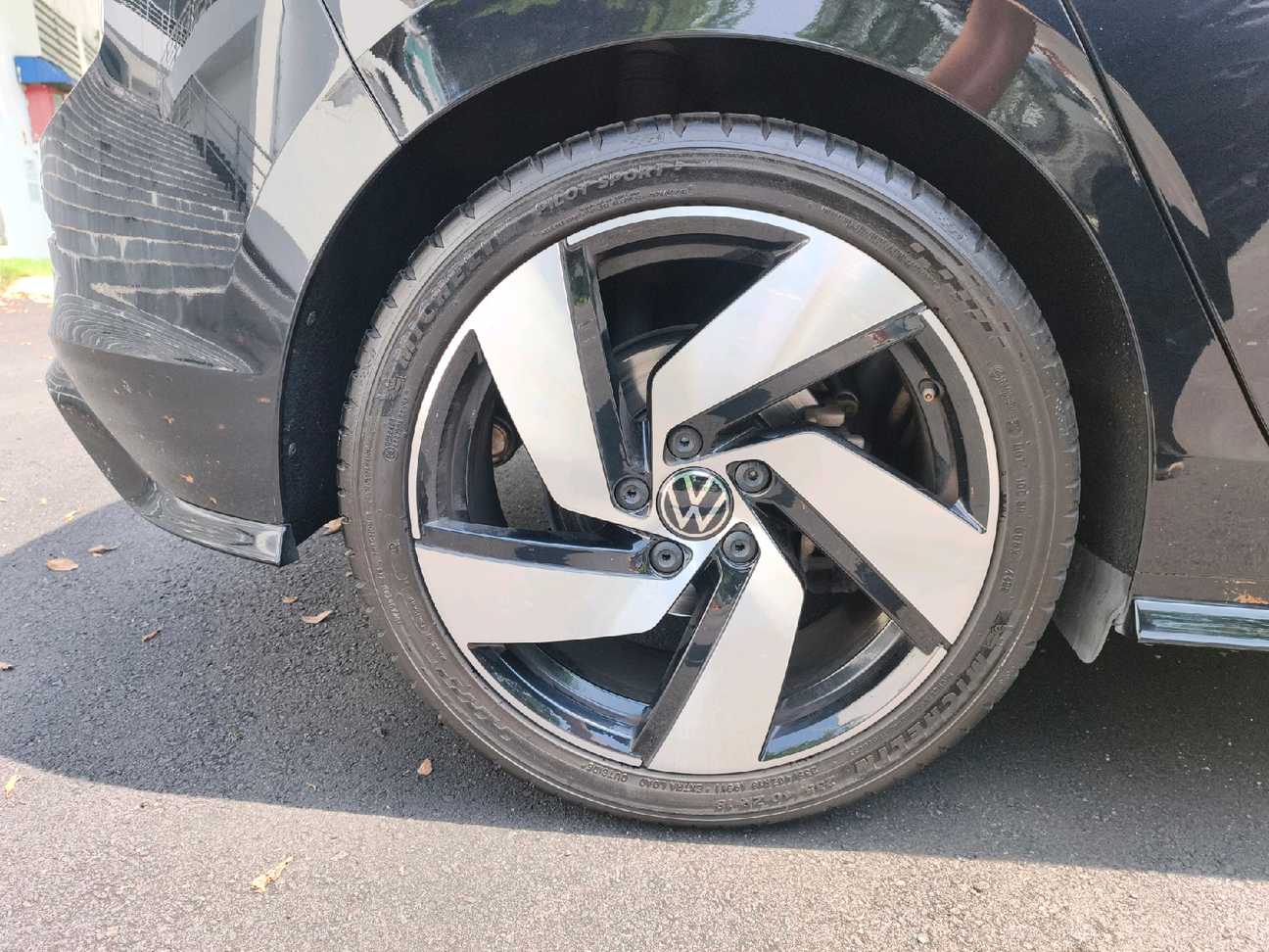 terpakai 2022 Volkswagen Golf TSI R-Line 1.4