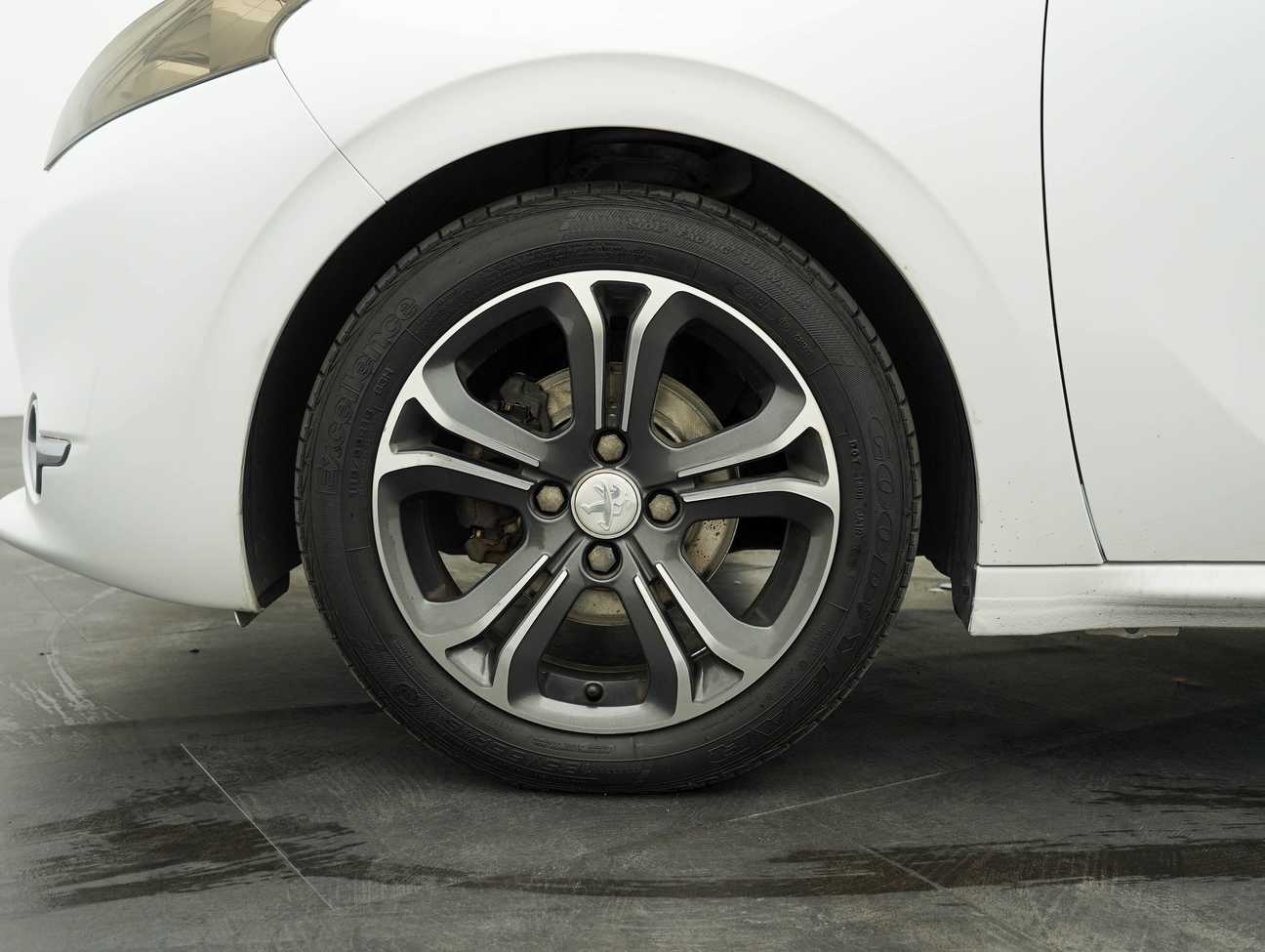 terpakai 2014 Peugeot 208 5-DOOR 1.6