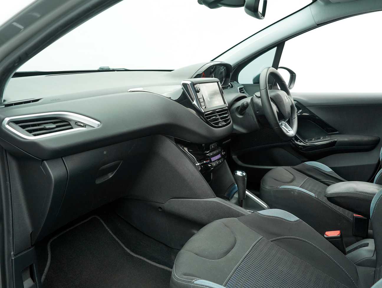 terpakai 2015 Peugeot 208 Allure 3 Door 1.6