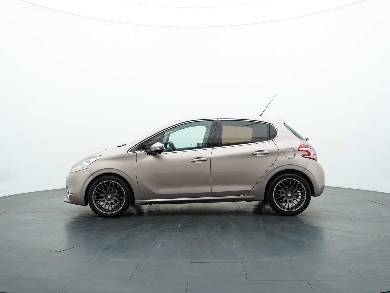 terpakai 2013 Peugeot 208 Allure 3 Door 1.6