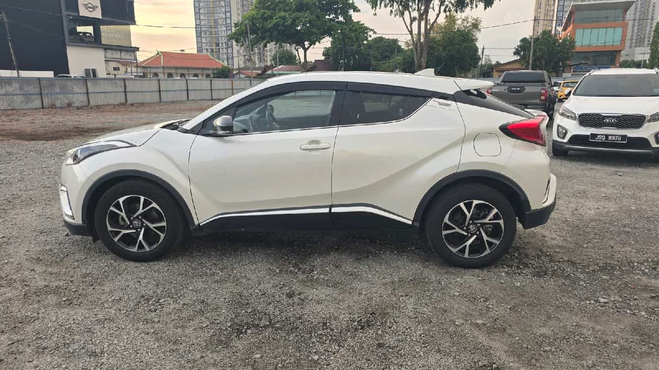 used 2019 Toyota C-HR  1.8