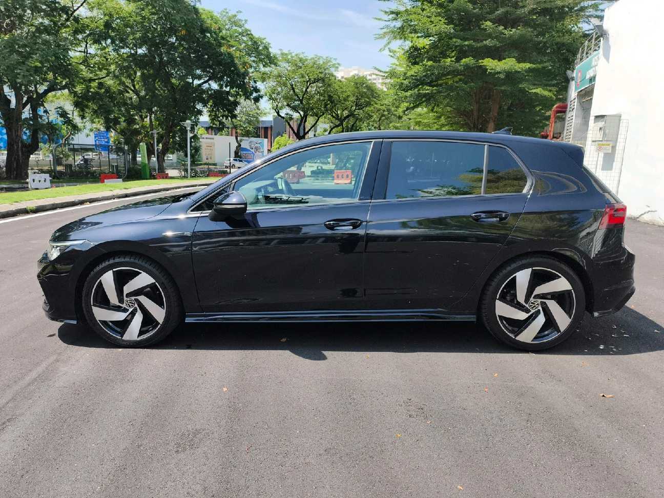 terpakai 2022 Volkswagen Golf TSI R-Line 1.4