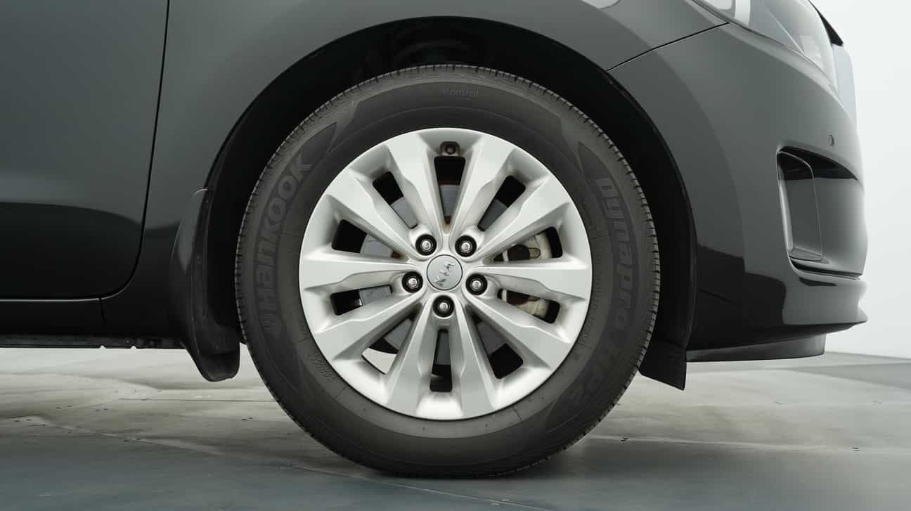 terpakai 2017 Kia CARNIVAL YP 2.2