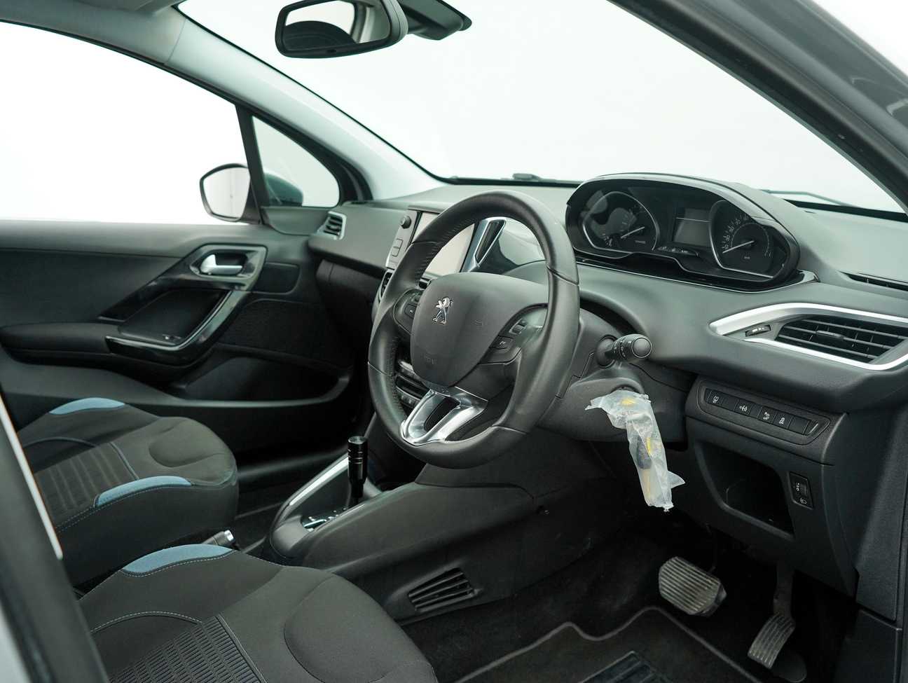 terpakai 2016 Peugeot 208 Allure 3 Door 1.6