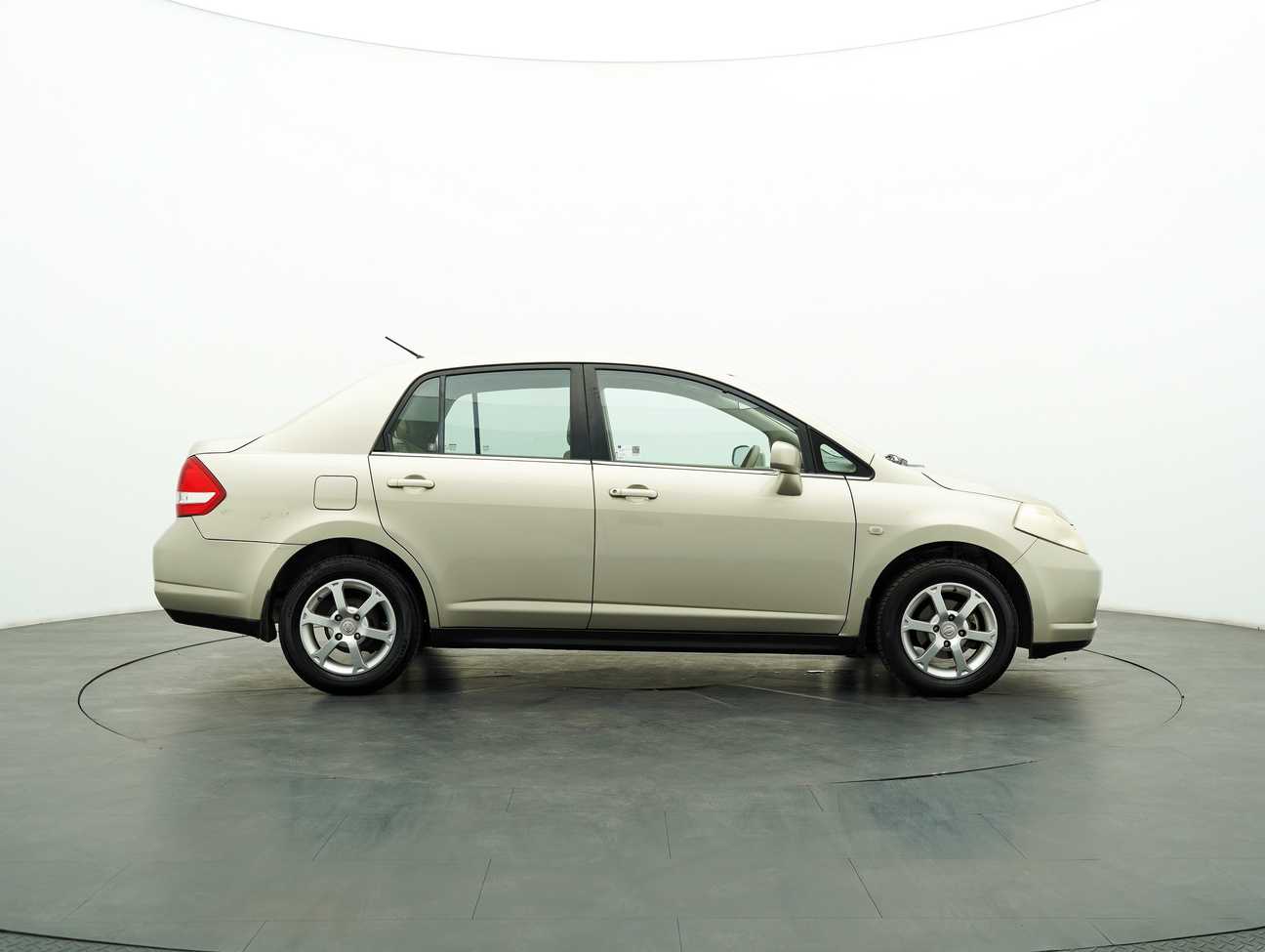 terpakai 2011 Nissan Latio ST 1.6