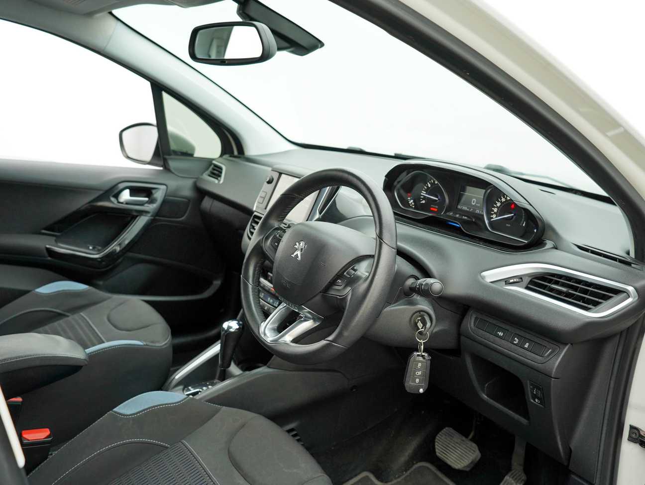 terpakai 2014 Peugeot 208 5-DOOR 1.6