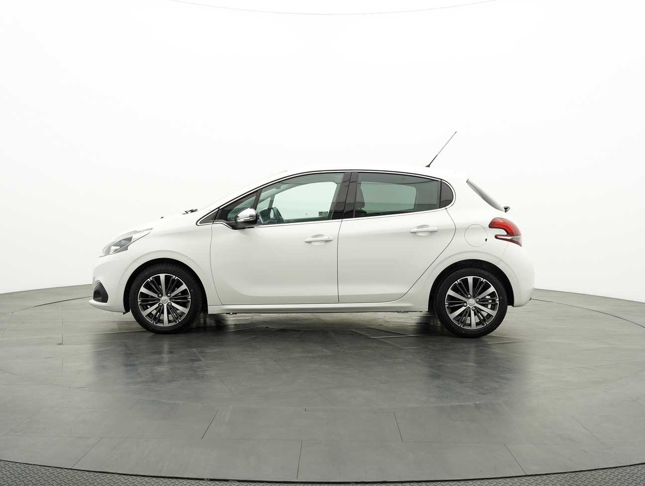terpakai 2018 Peugeot 208 PureTech 1.2