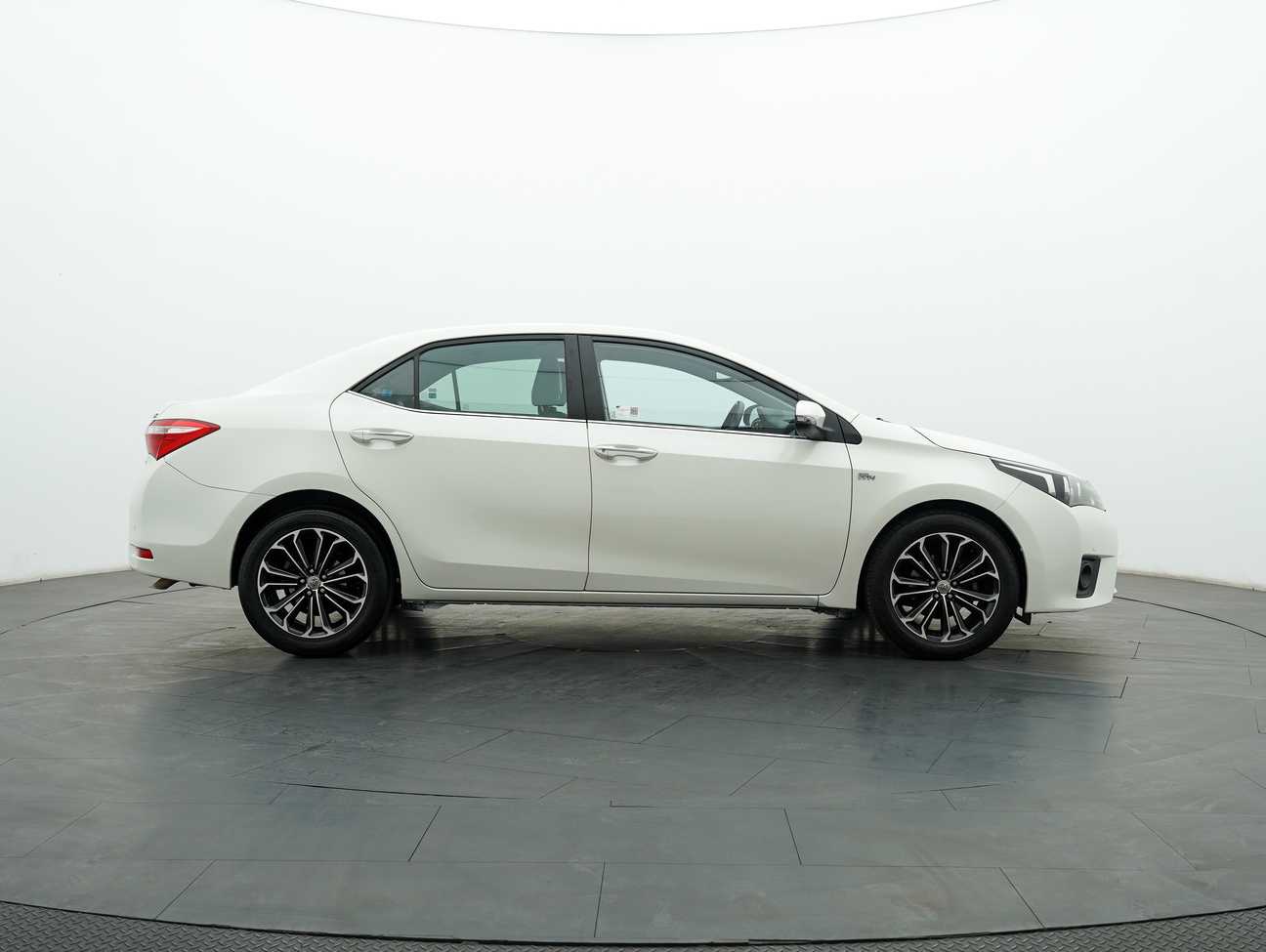 used 2014 Toyota Corolla Altis V 2.0