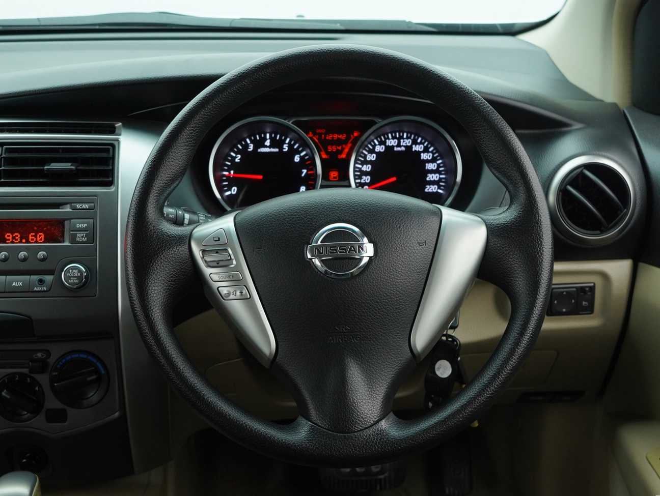 terpakai 2015 Nissan Grand Livina Comfort 1.6
