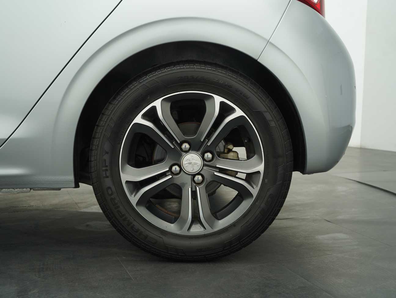 terpakai 2014 Peugeot 208 Allure 5 Door 1.6