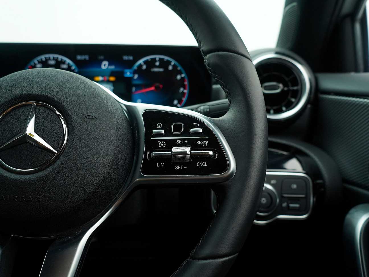 terpakai 2022 Mercedes-Benz A200 Progressive Line 1.3