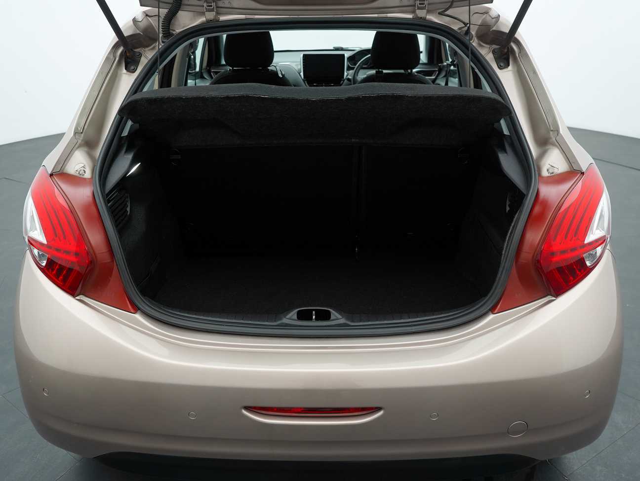 terpakai 2013 Peugeot 208 Allure 3 Door 1.6