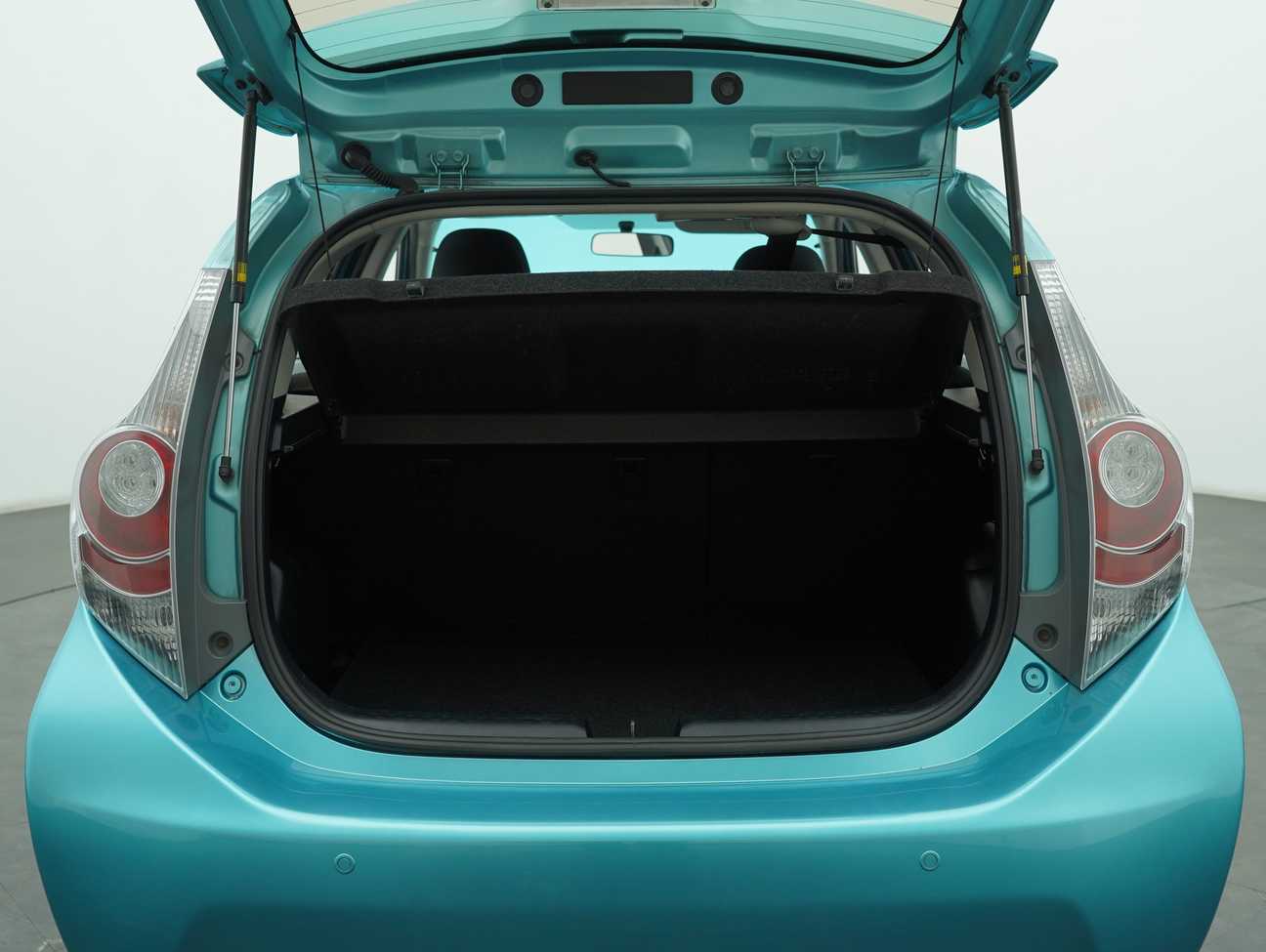 terpakai 2012 Toyota Prius C Hybrid 1.5