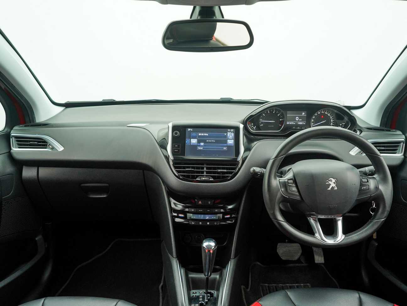 terpakai 2015 Peugeot 208 Allure 3 Door 1.6