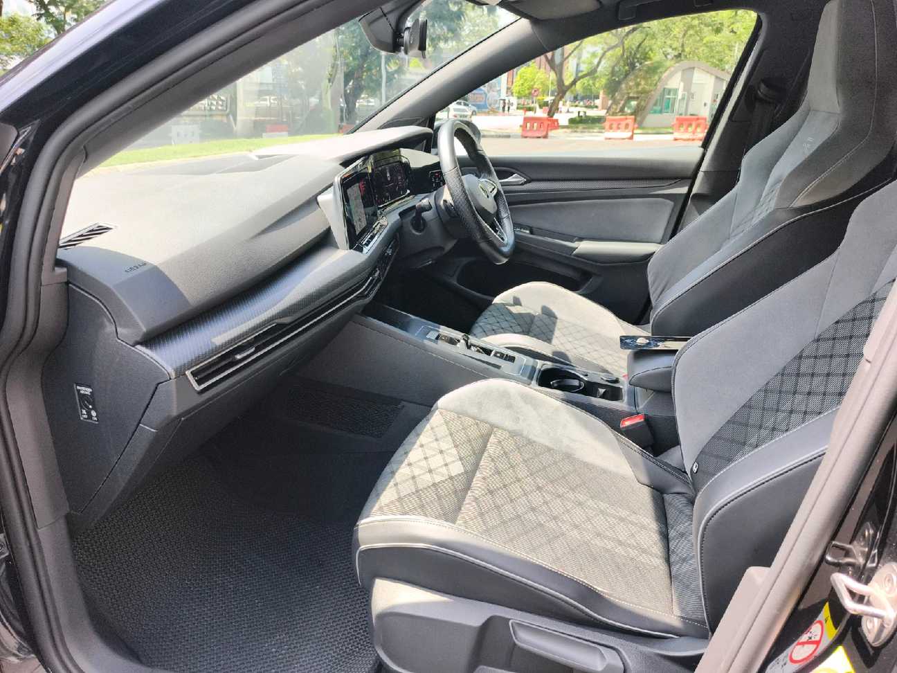 terpakai 2022 Volkswagen Golf TSI R-Line 1.4
