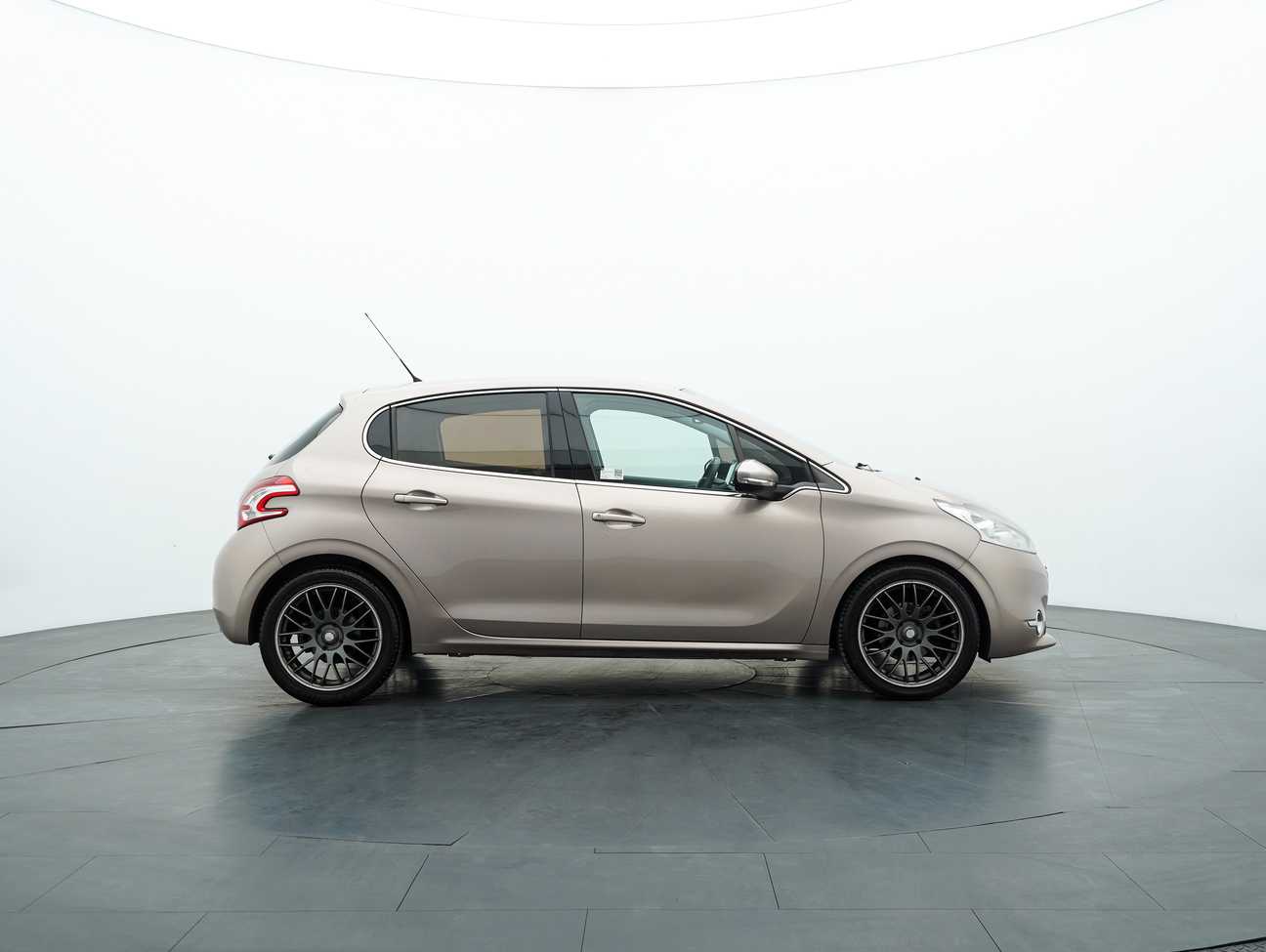 terpakai 2013 Peugeot 208 Allure 3 Door 1.6