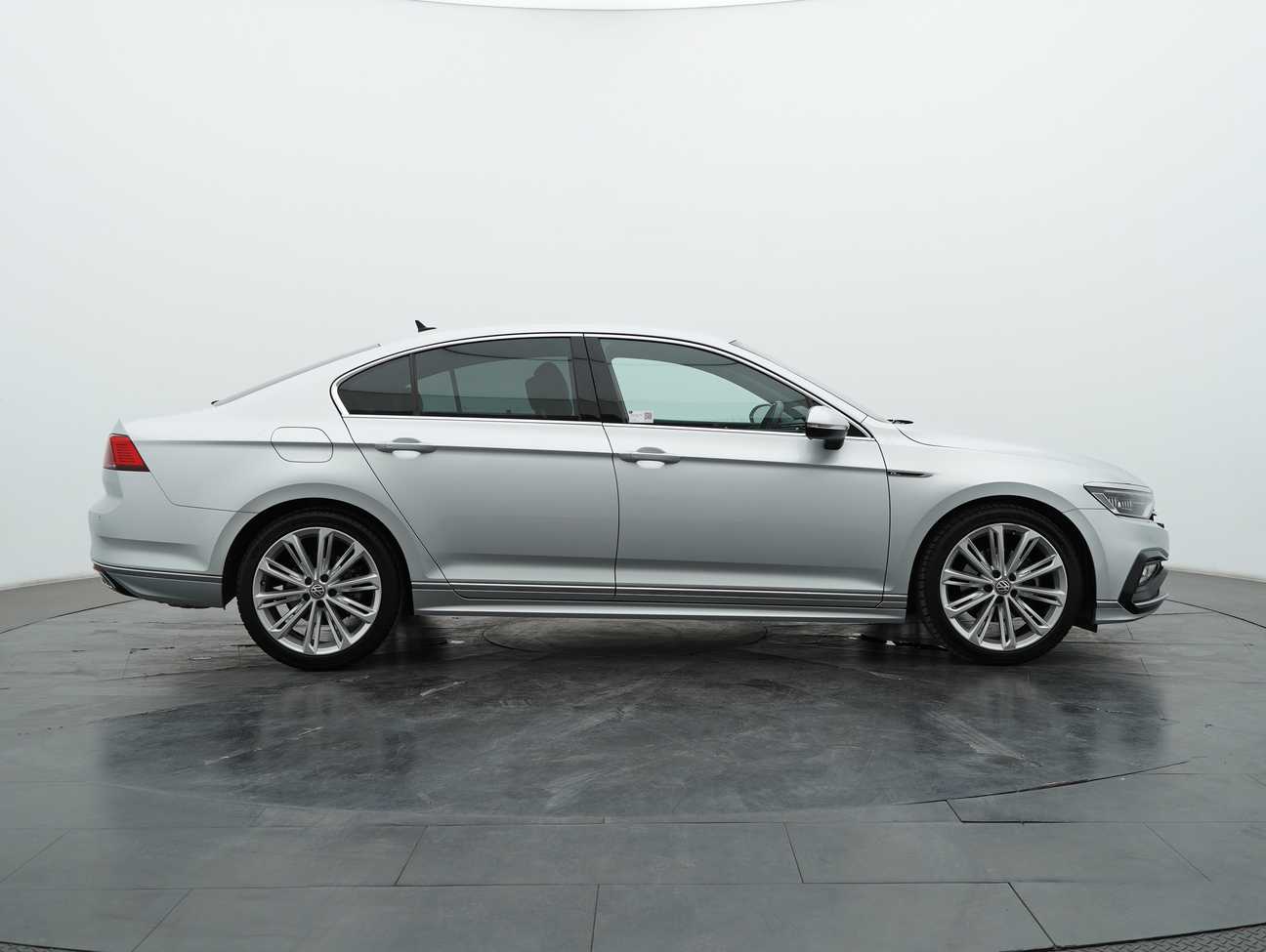 terpakai 2020 Volkswagen Passat R-Line 2.0