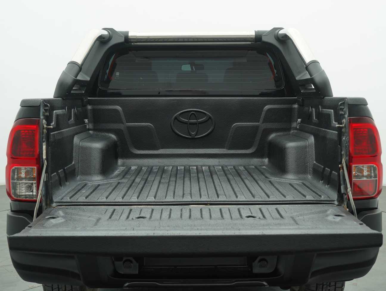 terpakai 2020 Toyota Hilux Black Edition Dual Cab 2.8