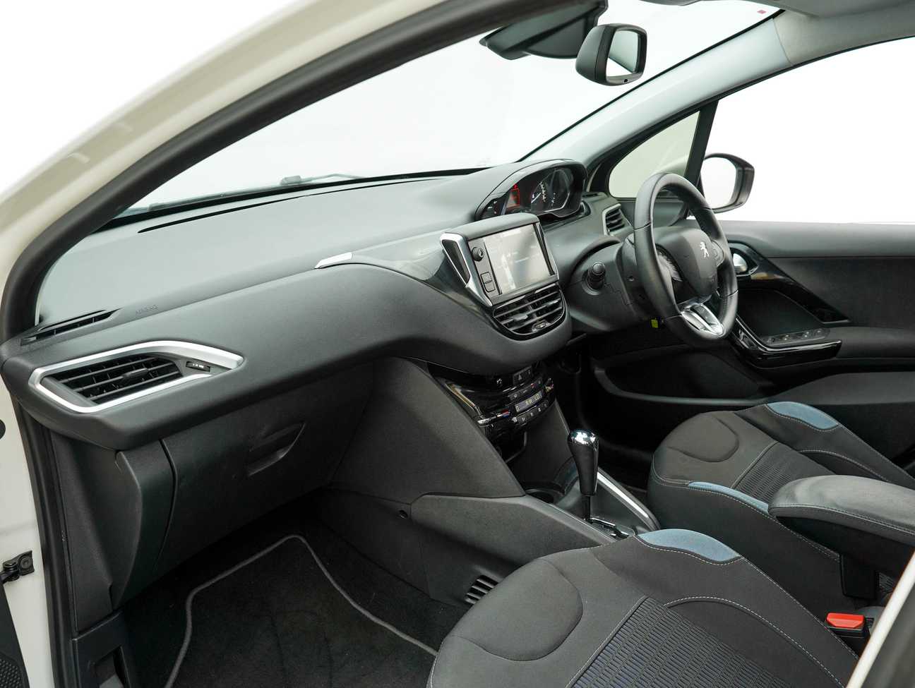 terpakai 2014 Peugeot 208 5-DOOR 1.6